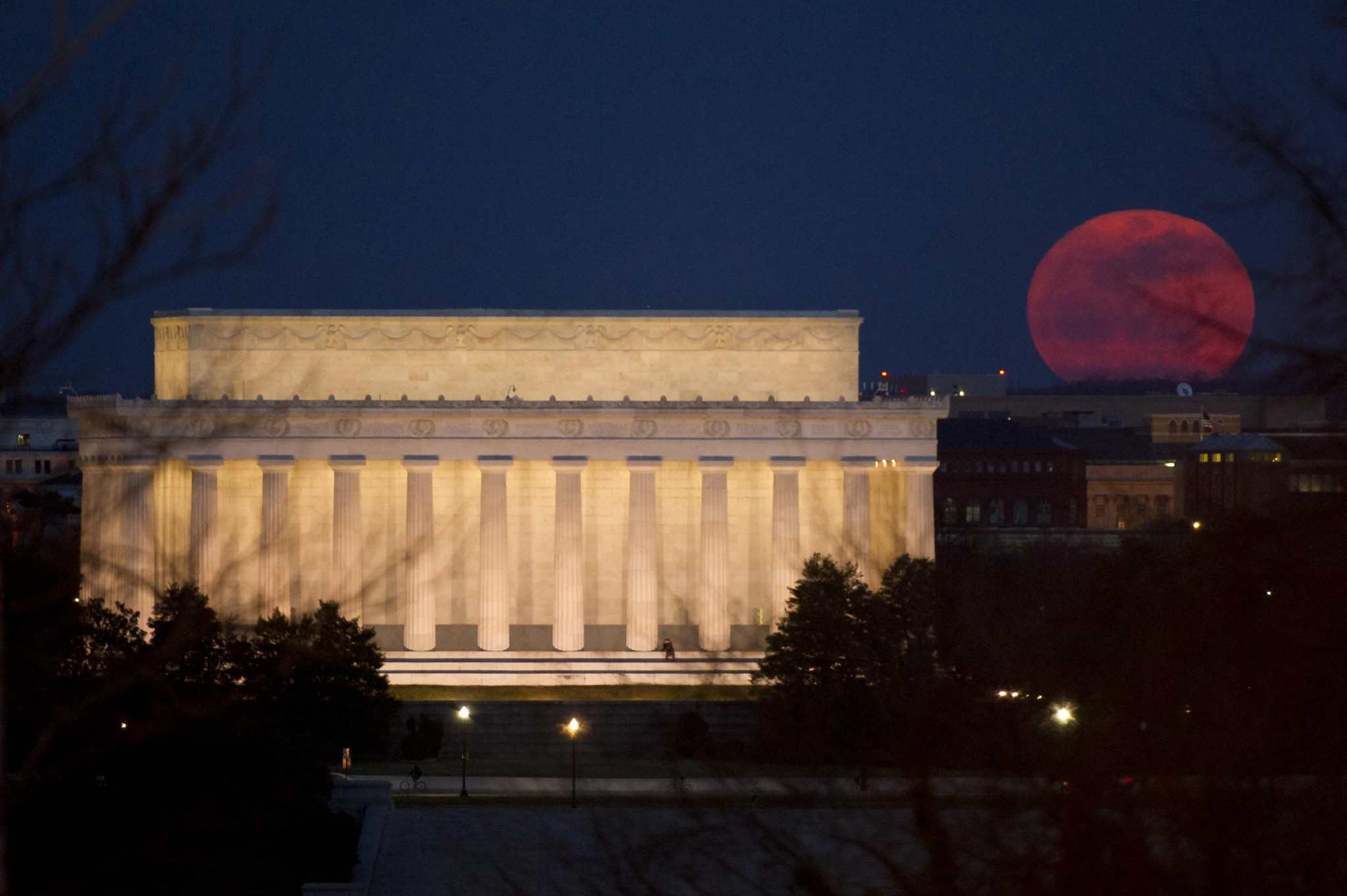 moon over lincoln memorial