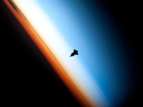 Endeavour_silhouette_STS-130